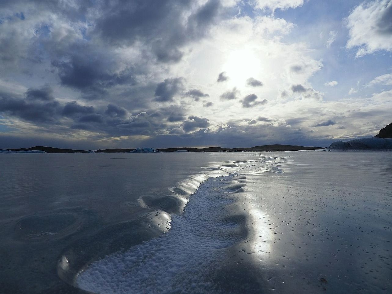 Un lago de montaña antes del amanecer invernal